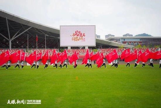 《世界体育报》报道，莱万多夫斯基提前一天回到巴塞罗那，到球队训练。